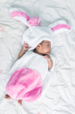 Tavşan elbisesi içinde Asyalı şirin bir kız çocuğu.