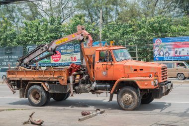 Nakhonratchasima, Tayland 25 Eylül: Yüksek voltaj direğinde birine yardım için vinç arabası. 25 Eylül 2016 tarihinde Nakhonratchasima, Tayland