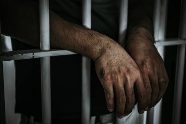 Demir hapishaneyi, esir konseptini, Tayland halkını yakalamak isteyen adamların elleri, özgür olmayı umuyoruz..