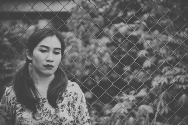 Retrato Mulher Triste Ela Tocar Cerca Acho Que Algo Estilo — Fotografia de Stock