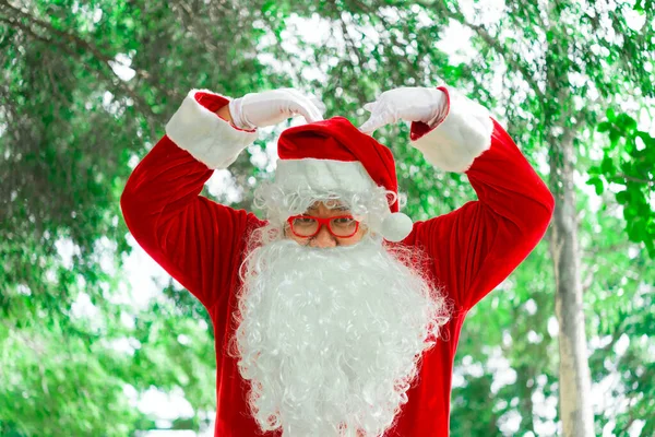 Retrato Papai Noel Luz Bokeh Sob Árvore Conceito Feliz Natal — Fotografia de Stock