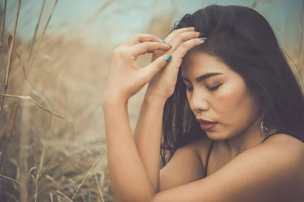 Sluiten Van Eenzame Vrouw Alleen Een Veld Vintage Filter Stijl — Stockfoto