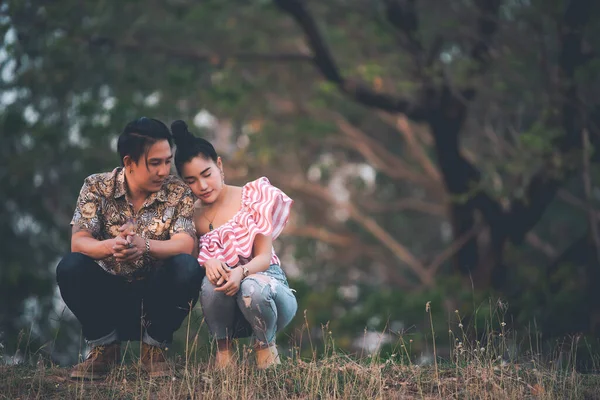 Imagem Casal Asiático Apaixonado Divertir Parque Conceito Pessoas Felizes — Fotografia de Stock