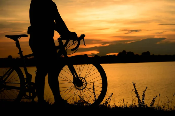 Sylwetka Przystojnego Mężczyzny Rowerem Zachodzie Słońca Koncepcja Sportowca — Zdjęcie stockowe