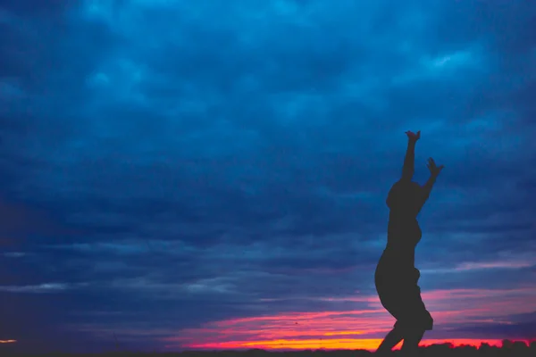 Silueta Mujer Forma Jugar Yoga Puesta Del Sol — Foto de Stock