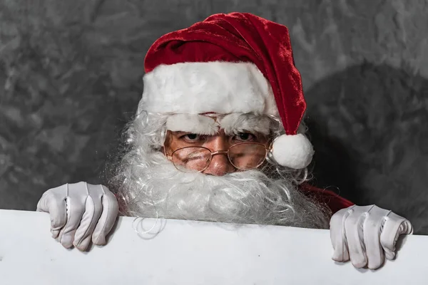 Kerstman Wijst Hand Naar Wit Bord — Stockfoto