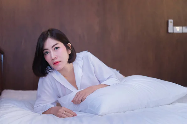 ベッドルームで美しいアジアのセクシーな女性の肖像 — ストック写真