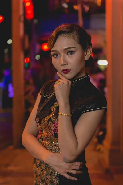 夜のダウンタウンのシーンの歩道上の黒のドレスでアジアの女性の肖像画 女の子の通りのスタイルを閉じます — ストック写真