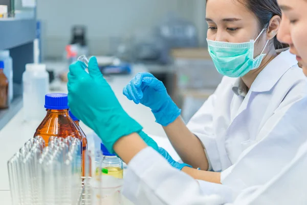 Cientista Asiático Trabalhando Laboratório Fazendo Experimento Por Produto Pesquisadores Analisaram — Fotografia de Stock
