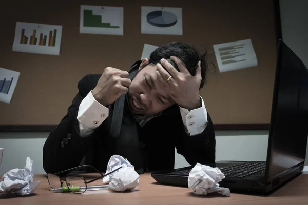 Empresário Asiático Sob Estresse Durante Trabalho Excessivo — Fotografia de Stock