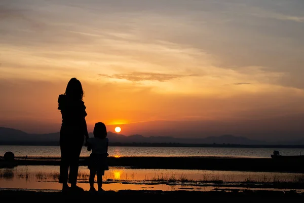 Silhouette Madre Figlia Tramonto Thailandia Persone Happy Concetto Famiglia Concetto — Foto Stock
