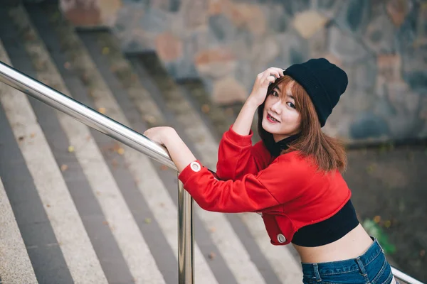 Asiatische Hipster Mädchen Posiert Für Ein Foto Lebensstil Der Modernen — Stockfoto