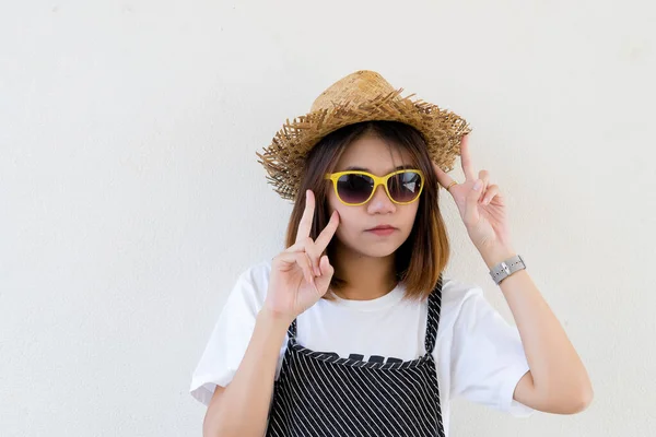 Retrato Chica Asiática Con Sombrero Paja Gafas Sol Sobre Fondo —  Fotos de Stock