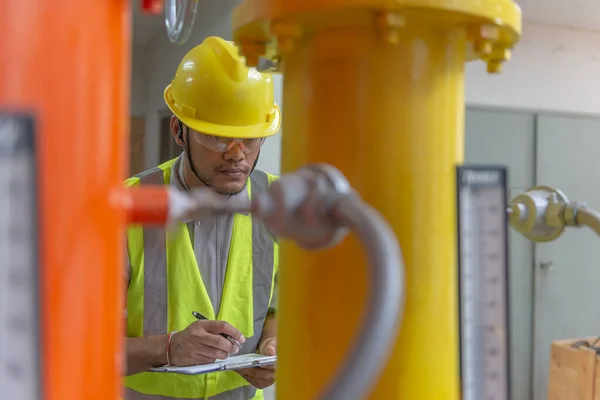 Ingeniero Asiático Con Gafas Que Trabajan Sala Calderas Comprobación Mantenimiento — Foto de Stock