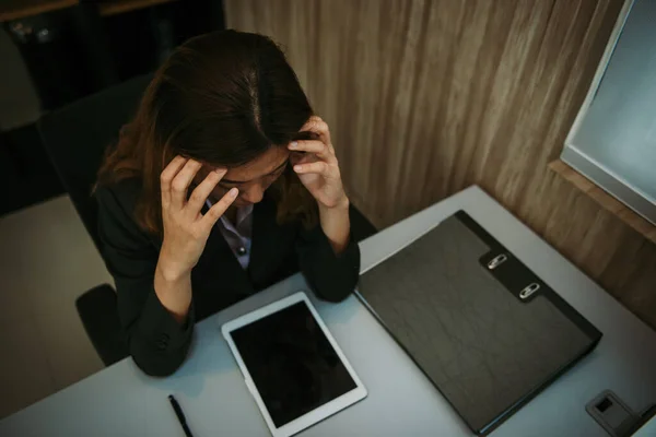 Üzleti Stressz Kemény Munka Asztalon Irodában Sötét Tónus Thaiföldi Emberek — Stock Fotó