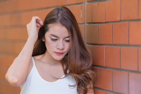 아름다운 아시아인 벽으로 변장하고 사람들의 여성의 — 스톡 사진