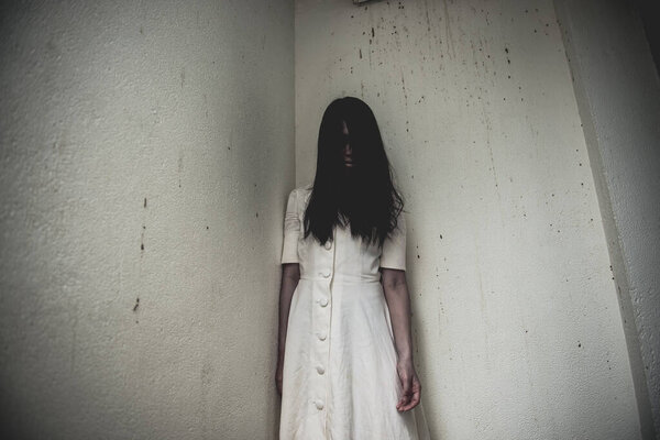 Портрет азиатской женщины составляют призрак лица с кровью, сцены ужаса, Страшный фон, Хэллоуин плакат, Таиланд люди
