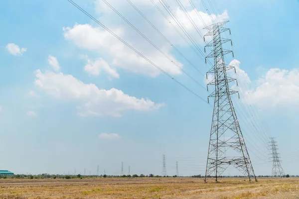 Torres Eletricidade Fundo Céu Azul Nublado — Fotografia de Stock