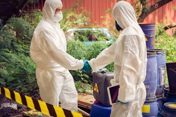 Азіатський Вчений Носить Хімічний Захисний Костюм Перевіряє Небезпеку Хімікатів Працює — стокове фото