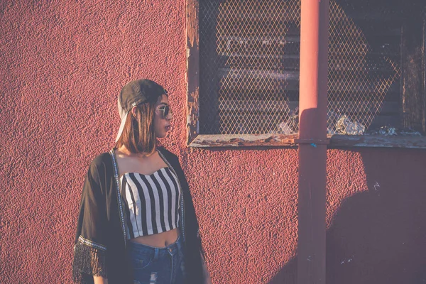 Jovem Hipster Menina Asiática Sentindo Triste Parede Velha Noite Estilo — Fotografia de Stock