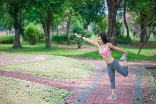 Asiatico Donna Sportiva Stretching Corpo Respirazione Aria Fresca Nel Parco — Foto Stock