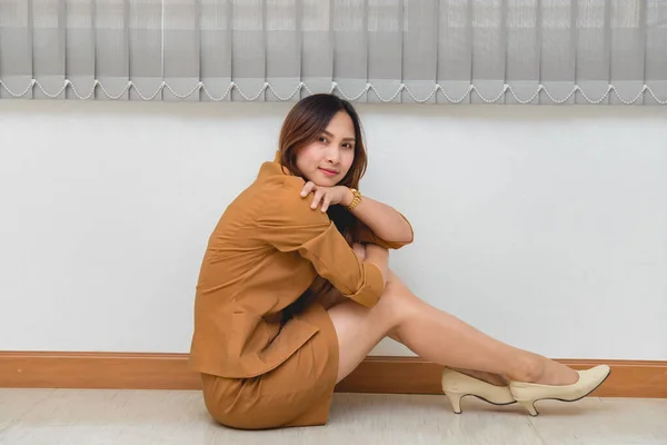 Porträt Der Schönen Asiatischen Geschäftsfrau Tragen Gelbes Kleid Sitzen Einem — Stockfoto