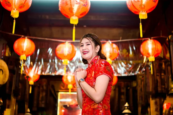 Retrato Bela Mulher Asiática Usar Cheongsam Luz Fundo Lanterna Feliz — Fotografia de Stock