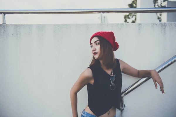 Primer Plano Chica Hipster Usar Sombrero Rojo Estilo Vintage Mujer — Foto de Stock