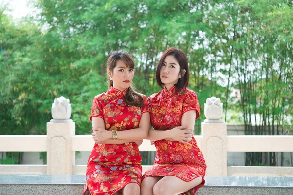 Porträt Zwei Schöne Asiatische Frauen Cheongsam Kleid Thailändische Menschen Frohes — Stockfoto