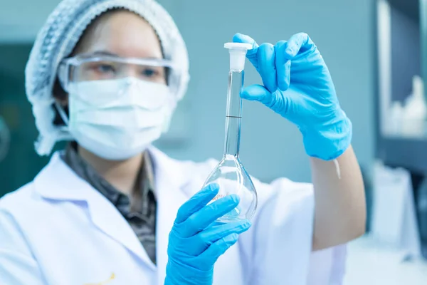 Asiatisk Läkare Eller Forskare Laboratorium Håller Spruta Med Flytande Vaccin — Stockfoto