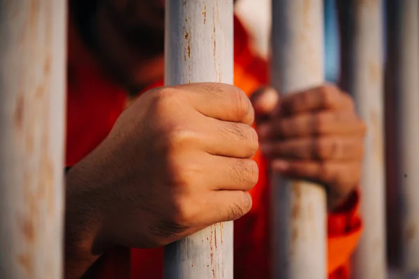 Handen Van Mannen Wanhopig Ijzeren Gevangenis Vangen Gevangene Concept Thailand — Stockfoto