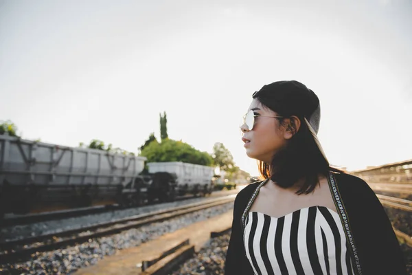 Hipster Menina Sentindo Triste Caminho Ferroviário Noite Tom Japonês Estilo — Fotografia de Stock