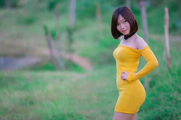 Портрет Красивої Азіатки Жовтій Сукні Полі Народу Таїланду — стокове фото