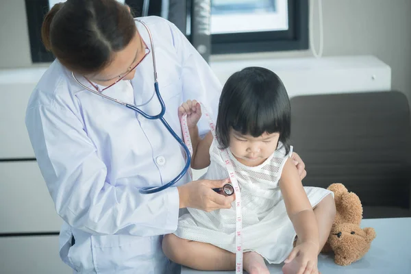 Asian Doctor Using Stethoscope Check His Breathing Heart Lovely Girl — 图库照片