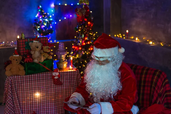 Papai Noel Jogando Tablet Conceito Feliz Natal — Fotografia de Stock