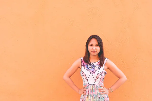 Retrato Hermosa Mujer Asiática Posar Pared Naranja Estilo Vida Chica — Foto de Stock