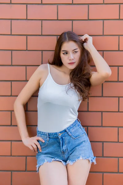 Porträtt Vacker Asiatisk Kvinna Poserar Med Tegelvägg Livsstil Tonåring Thailand — Stockfoto