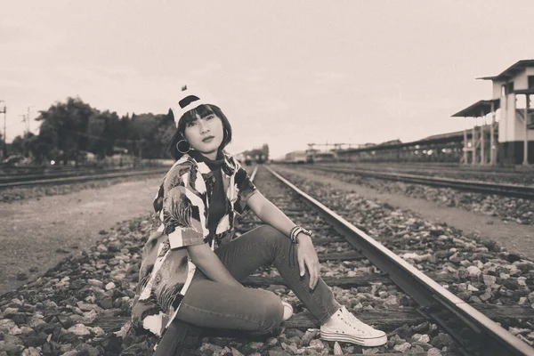 Retrato Asiático Hipster Menina Por Sol Caminho Ferro — Fotografia de Stock