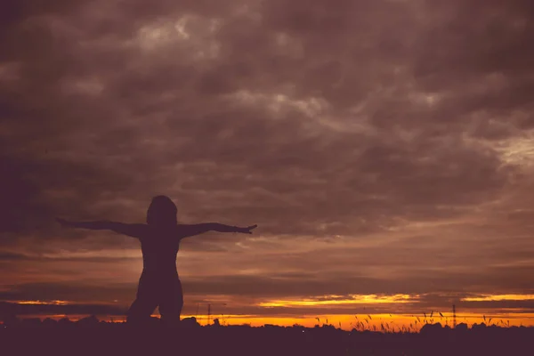 Silueta Mujer Forma Jugar Yoga Puesta Del Sol — Foto de Stock