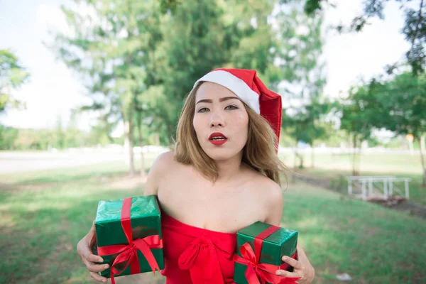 Sexy Santa Menina Vestido Vermelho Floresta Com Caixa Presente Verde — Fotografia de Stock