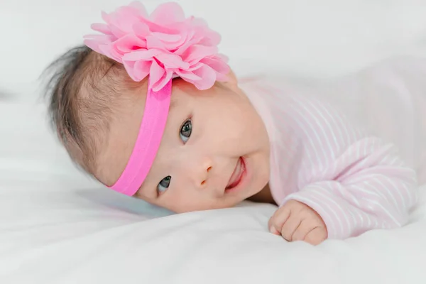 Süße Asiatische Baby Mädchen Mit Blume Stirnband Liegen Auf Dem — Stockfoto