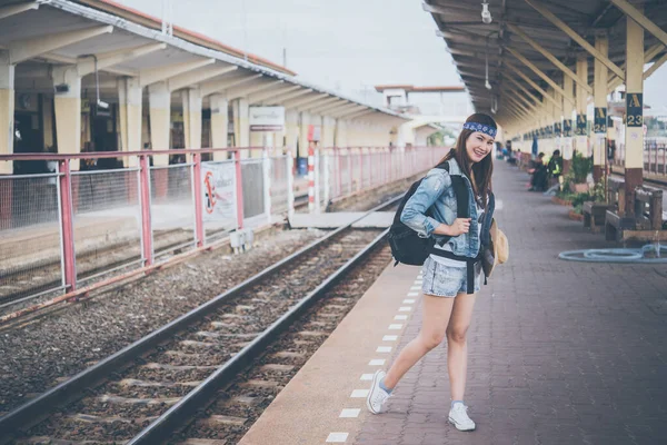 Asyalı turist tren istasyonunda bekler, Taylandlı hippi gezmeye gider.