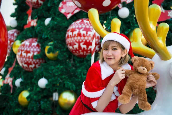Санта Клаусі Красива Молода Азіатка Лялькою Плюшевих Ведмедиків — стокове фото