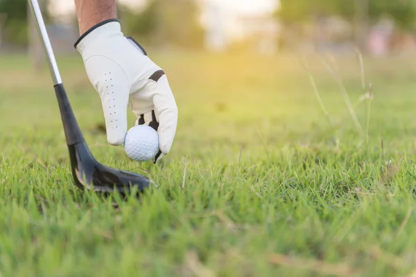 Golfçünün Yakın Eli Çimenlerden Taylandlılardan Golf Oynuyor — Stok fotoğraf
