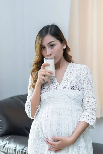 Mujer Embarazada Con Leche Mano Beber Leche Buena Salud Para — Foto de Stock