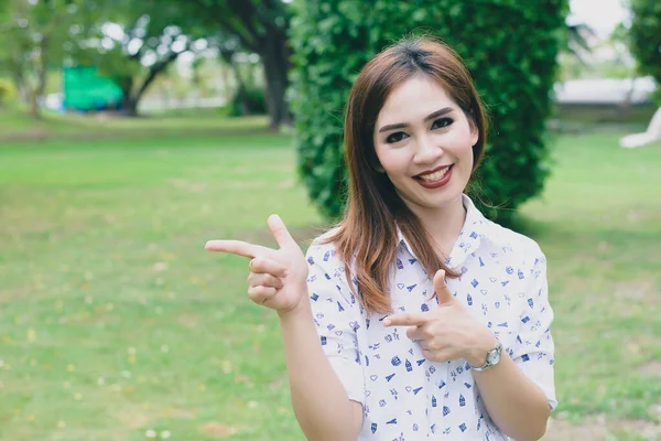 Vacker Kvinna Med Vackert Leende Gör Hand Pekare Parken — Stockfoto