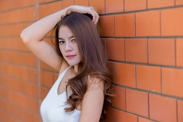 Retrato Bela Mulher Asiática Posando Com Parede Tijolo Estilo Vida — Fotografia de Stock