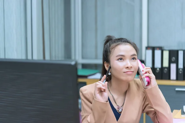 Ázsiai Üzletasszony Úgy Gondolja Valami Dolog Között Beszélni Telefon Thai — Stock Fotó