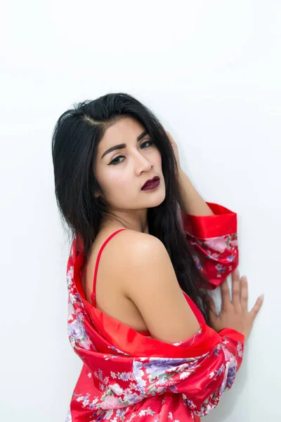 Retrato Sexy Mujer Asiática Vestido Rojo Sobre Fondo Blanco —  Fotos de Stock