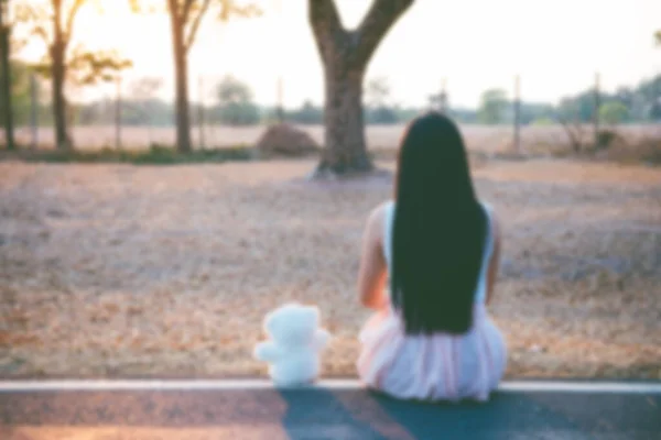 Blurry Triste Asiatico Donna Sit Side Road Con Bianco Orsacchiotto — Foto Stock